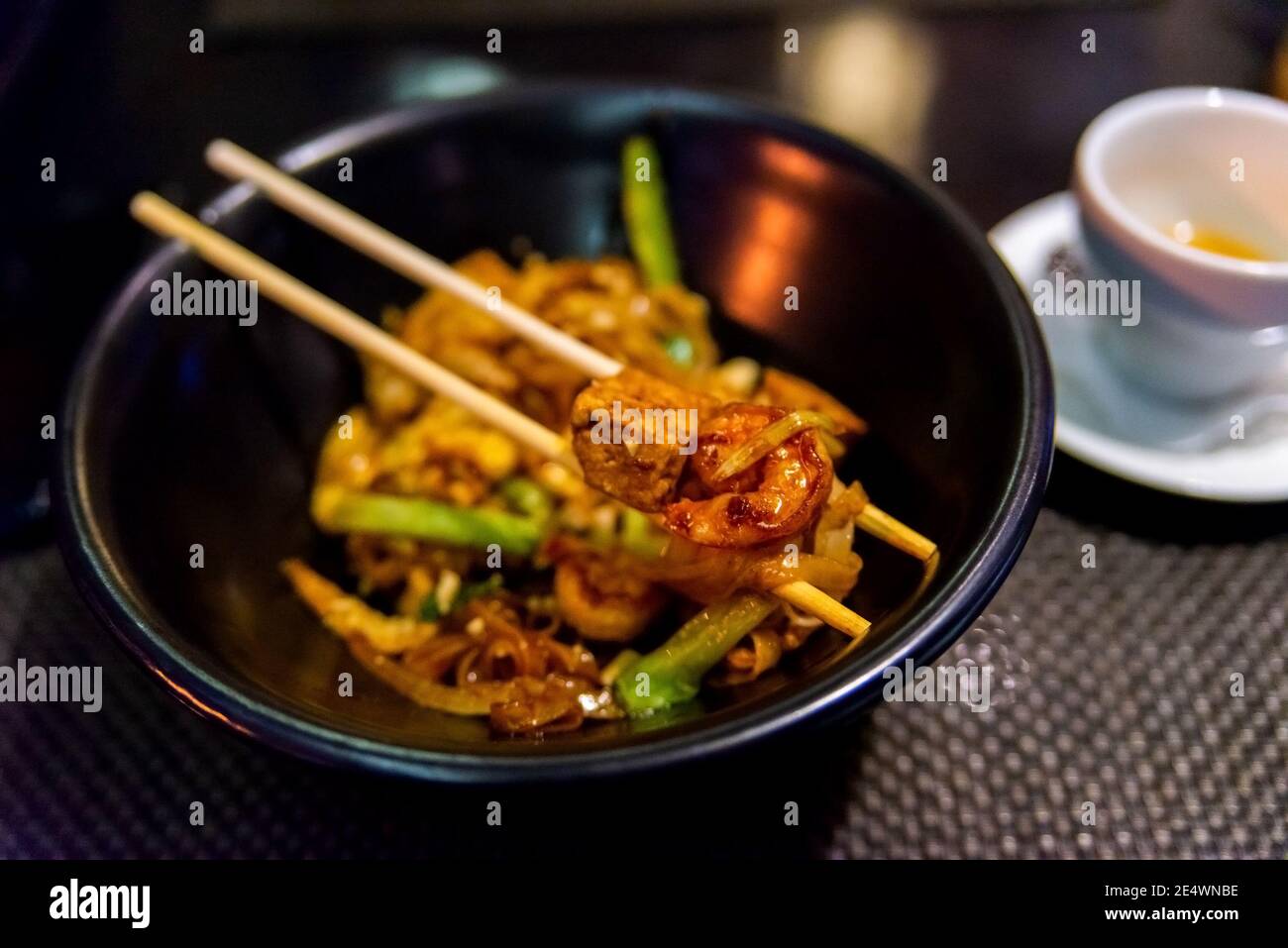 Thai Food-Stir gebraten Noodle, Pad Thai in dunklen Teller mit Sticks. Stockfoto