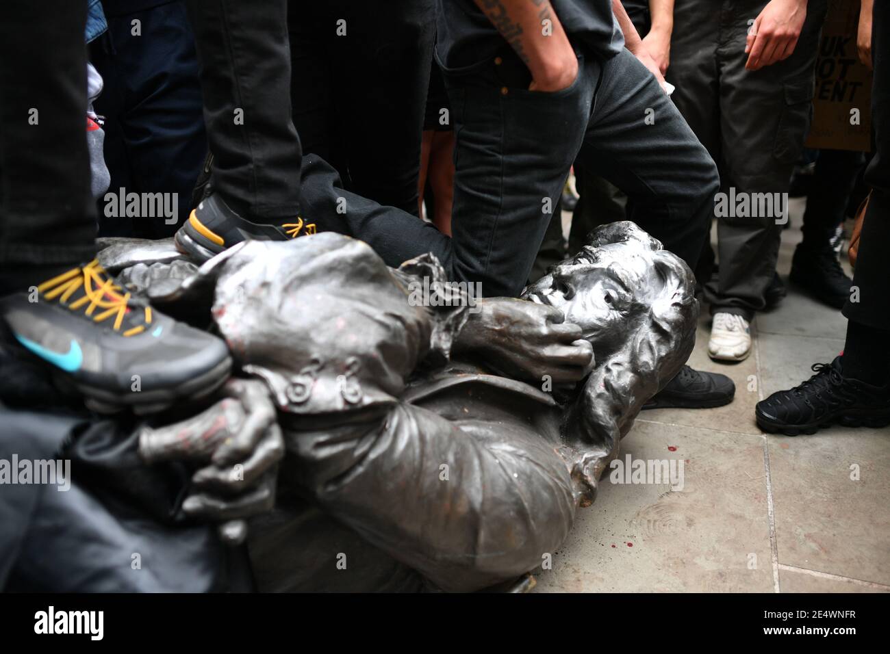 Datei Foto vom 07/06/20 der Edward Colston Statue zu Füßen der Demonstranten nach dem Abriss während einer Black Lives Matter Protestkundgebung in College Green, Bristol. Vier Personen werden am Montag vor dem Amtsgericht von Bristol erscheinen und wegen strafrechtlicher Schäden nach dem Sturz einer Statue des Sklavenhändlers Edward Colston in Bristol angeklagt. Ausgabedatum: Montag, 25. Januar 2021. Stockfoto