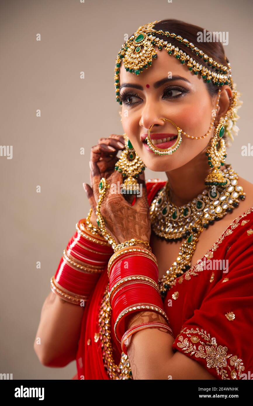 Schöne indische Braut, Anpassung ihr Stockfoto