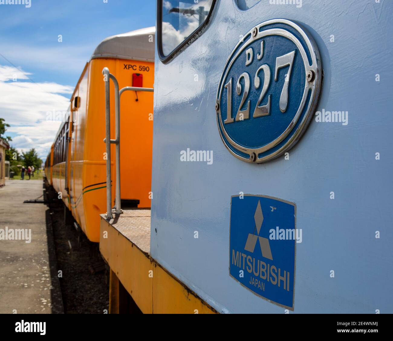 Ein Dunedin Railways DJ 1227 Diesel-Elektrozug. Reisen zwischen Middlemarch und Dunedin Neuseeland. Gebaut von Mitsubishi Heavy Industries, Japan Stockfoto
