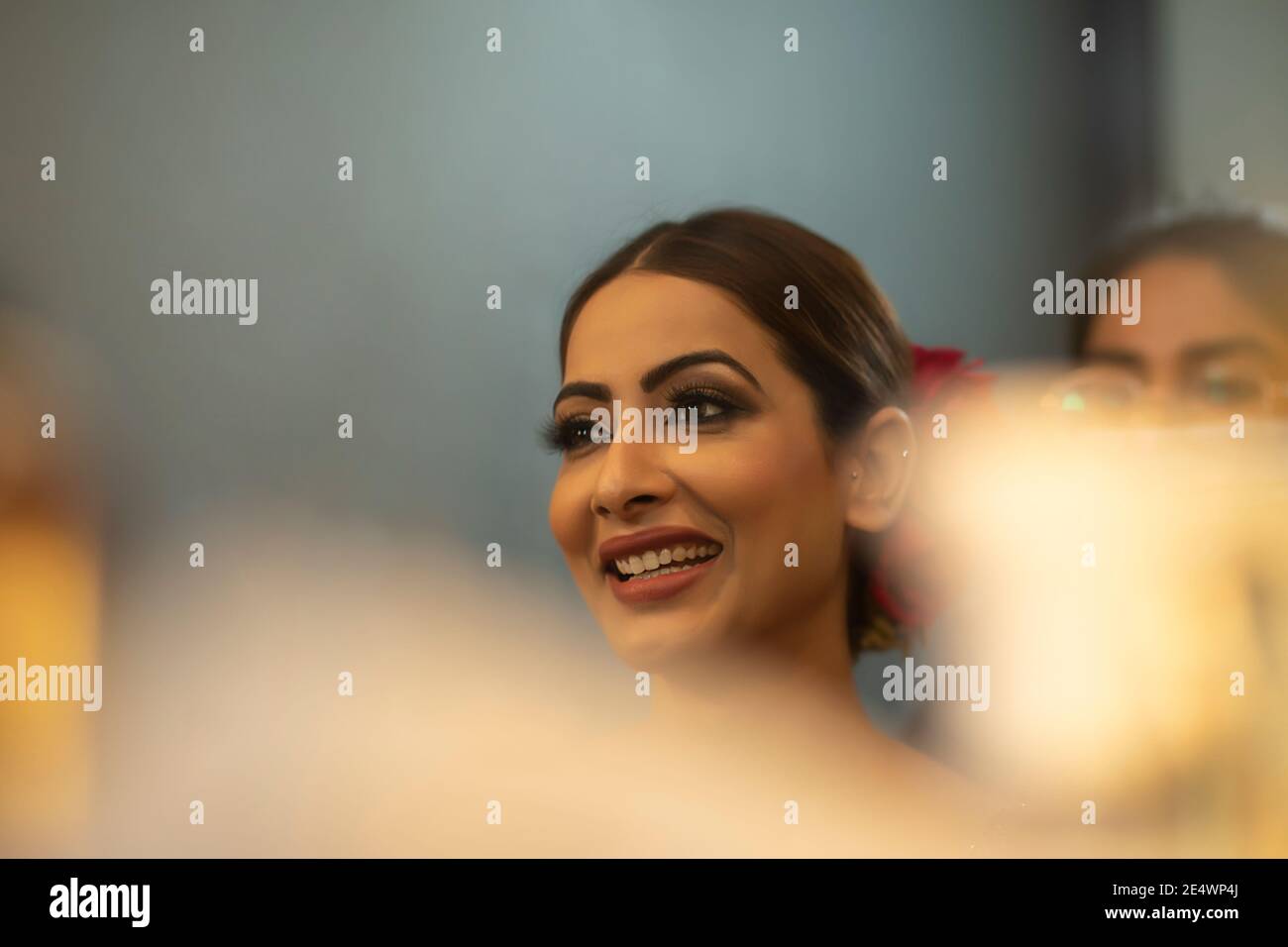 Indische Braut immer lächeln, wie sie bekommt sie Make-up erledigt Stockfoto