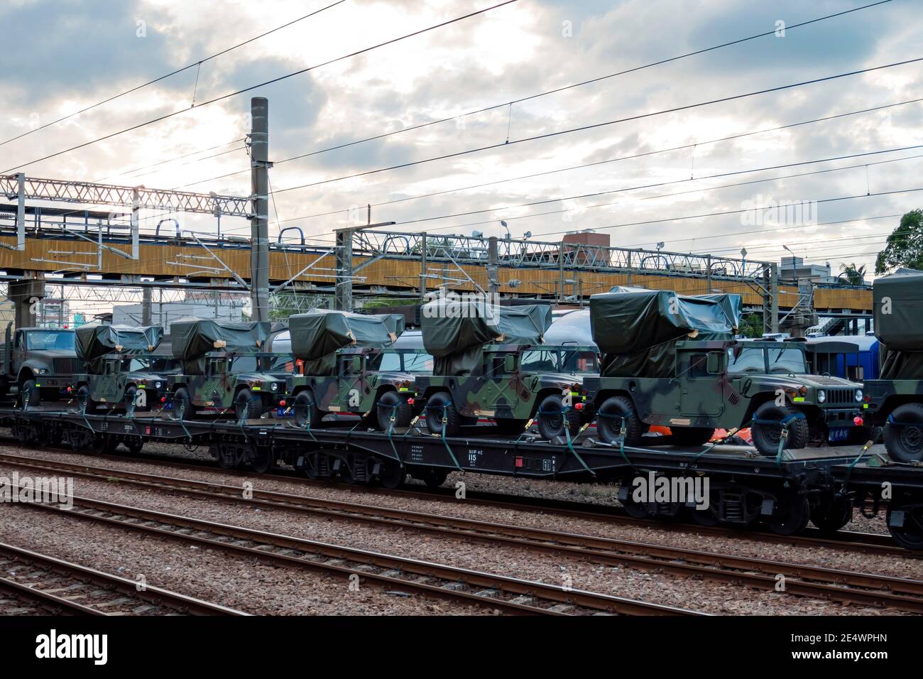 Changhua, 27. DEZEMBER 2016 - viele Militärwagen in einem Zug am Bahnhof Changhua Stockfoto