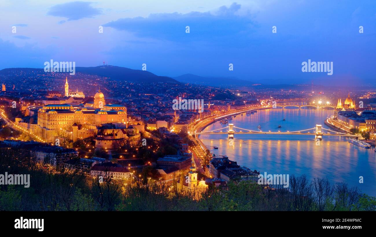 Panoramablick bei Nacht auf das Budaer Schloss und die Kettenbrücke auf der Donau, Budapest Stockfoto