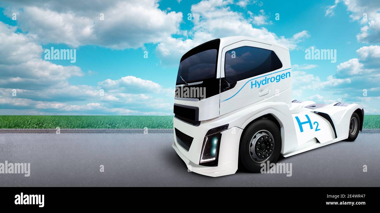 LKW auf Wasserstoff-Kraftstoff auf einem Hintergrund von grünen Feld Und blauer Himmel Stockfoto