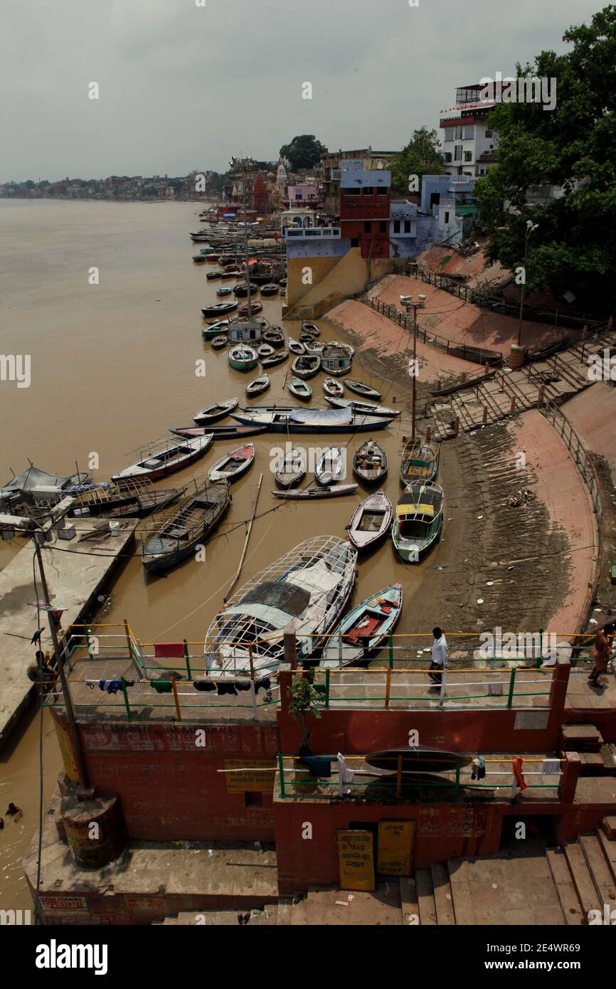 Boote, Ghats und eine Aussichtsplattform in Varanasi, Indien. Stockfoto