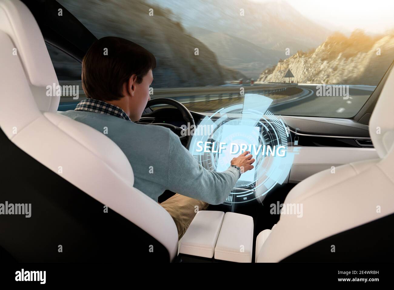 Der Fahrer steuert ein autonomes Auto über den Touchscreen Stockfoto