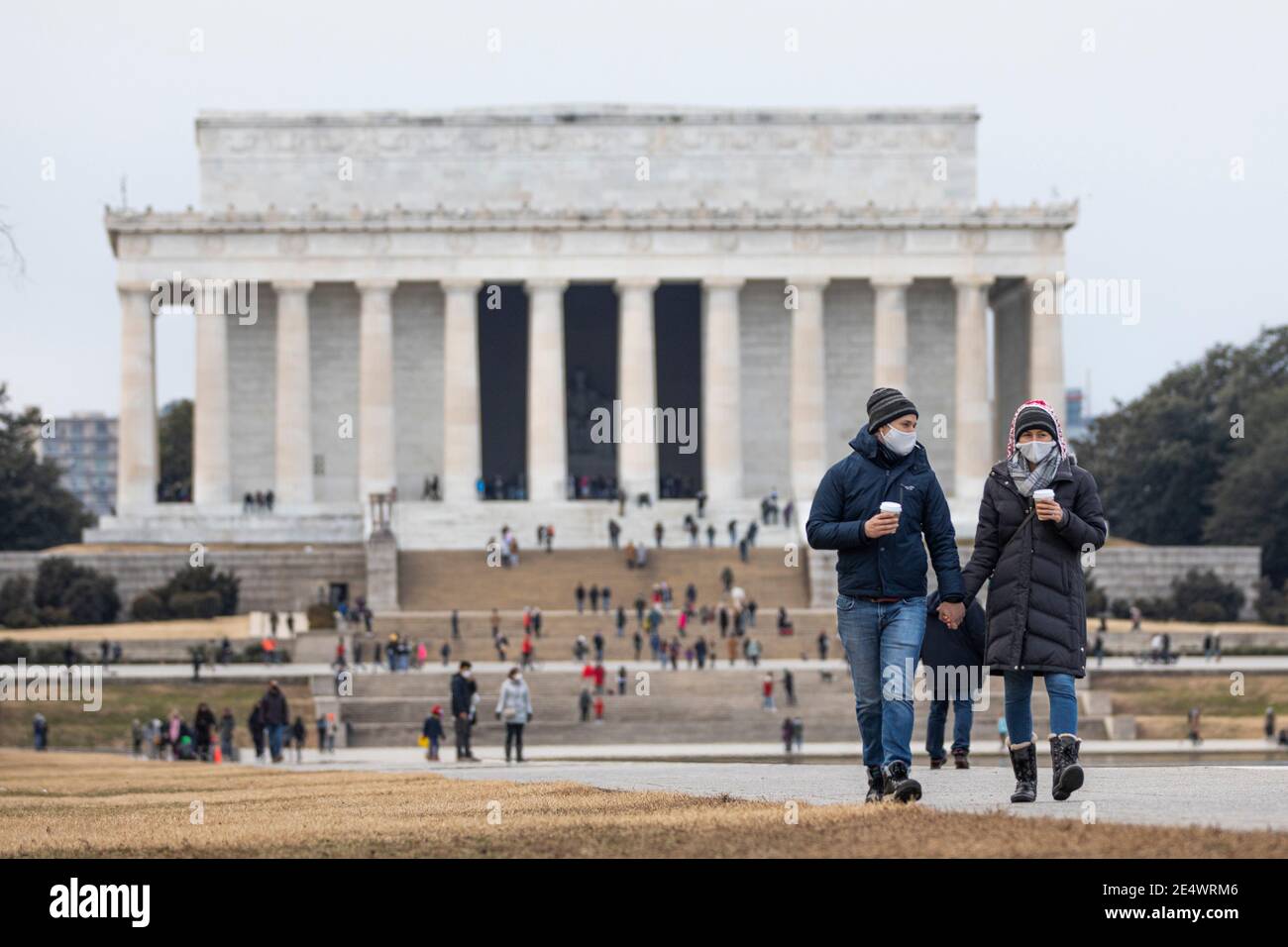 Washington, USA. Januar 2021. Menschen mit Gesichtsmasken besuchen das Lincoln Memorial in Washington, DC, USA, 24. Januar 2021. Die Gesamtzahl der COVID-19 Fälle in den Vereinigten Staaten überstieg am Sonntag 25 Millionen, nach dem Center for Systems Science and Engineering (CSSE) an der Johns Hopkins University. Die Fallzahl der US-amerikanischen COVID-19 stieg auf 25,003,695, mit insgesamt 417,538 Todesfällen, nach der CSSE-Zählung um 10:22 Uhr Ortszeit (1522 GMT). Kredit: Aaron Schwartz/Xinhua/Alamy Live Nachrichten Stockfoto