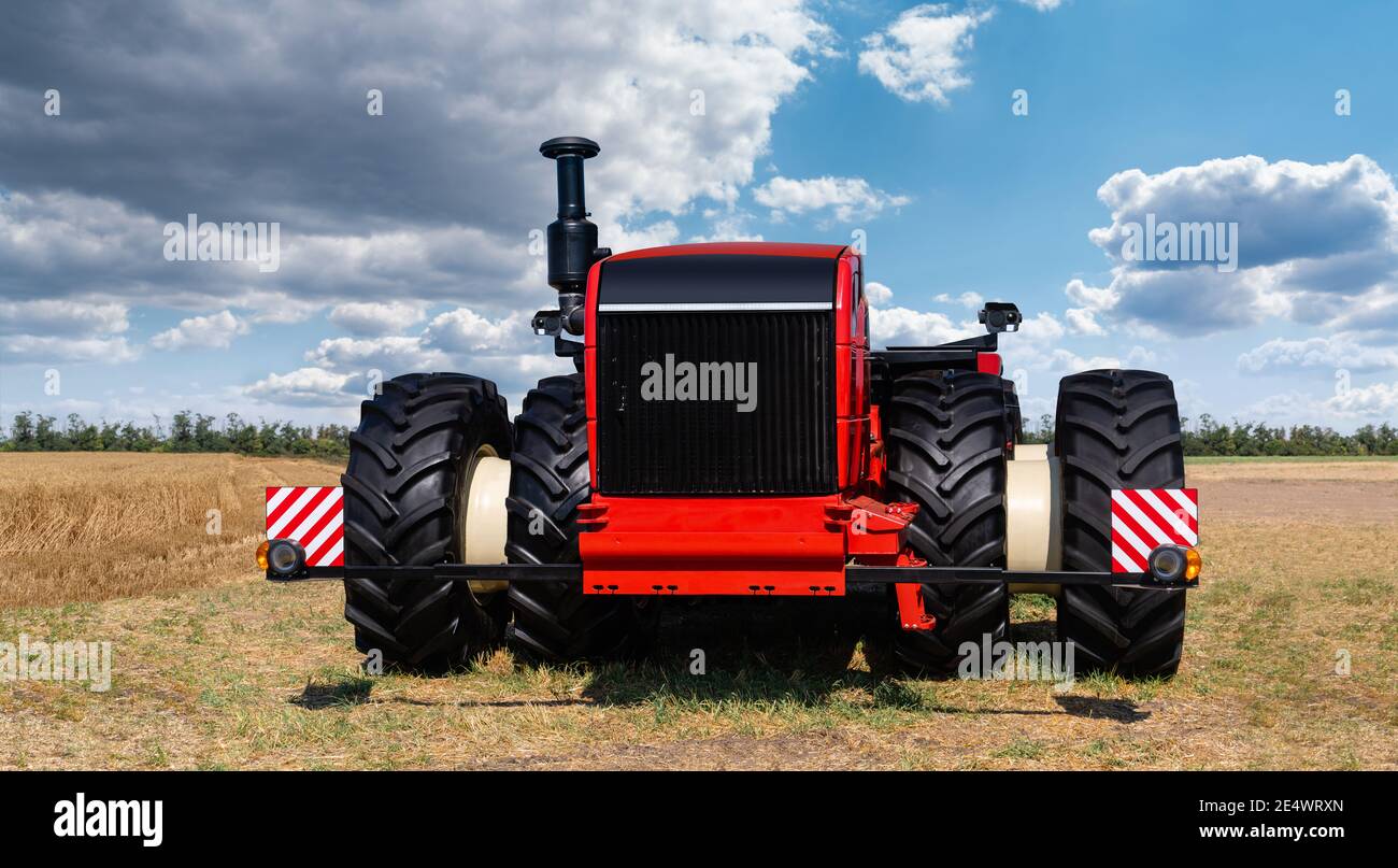 Autonomer unbemannter Traktor mit Pflug, der auf dem Feld arbeitet. Intelligente Landwirtschaft Stockfoto