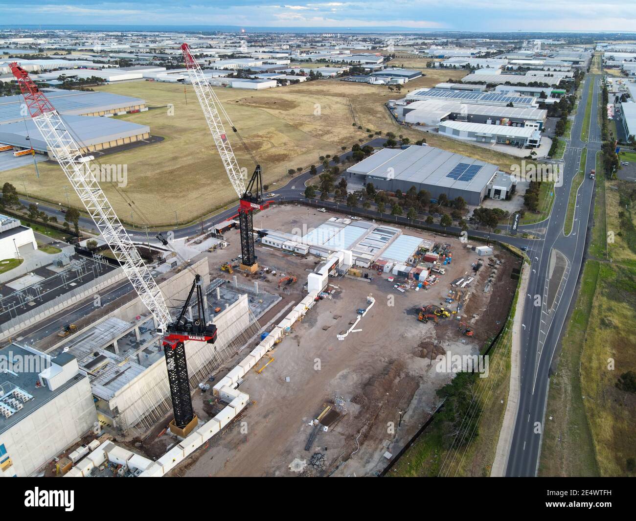 Turmdrehkrane auf Baustelle Industrial Development - Melbourne Australien Stockfoto