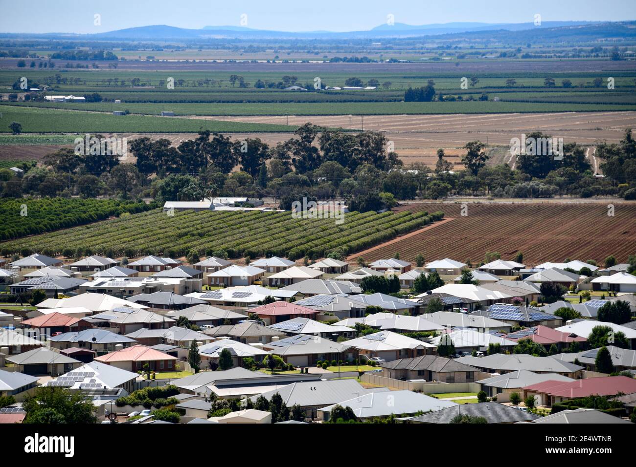 Städtische Zersiedelung Luftaufnahme Suburbia Urban Wohnen und Häuser mit Ländliche Landwirtschaft Hintergrund und Berge Stockfoto