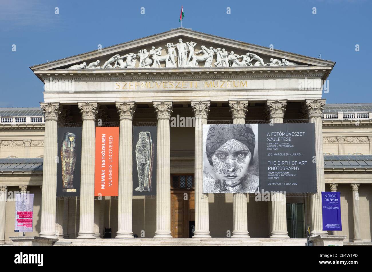 Budapest, Ungarn - 05. April 2012: Vorderansicht des Museums der Schönen Künste (Ungarisch: Szépmuvészeti Múzeum) in einem eklektisch-neoklassizistischen Stil. Auf dem Stockfoto