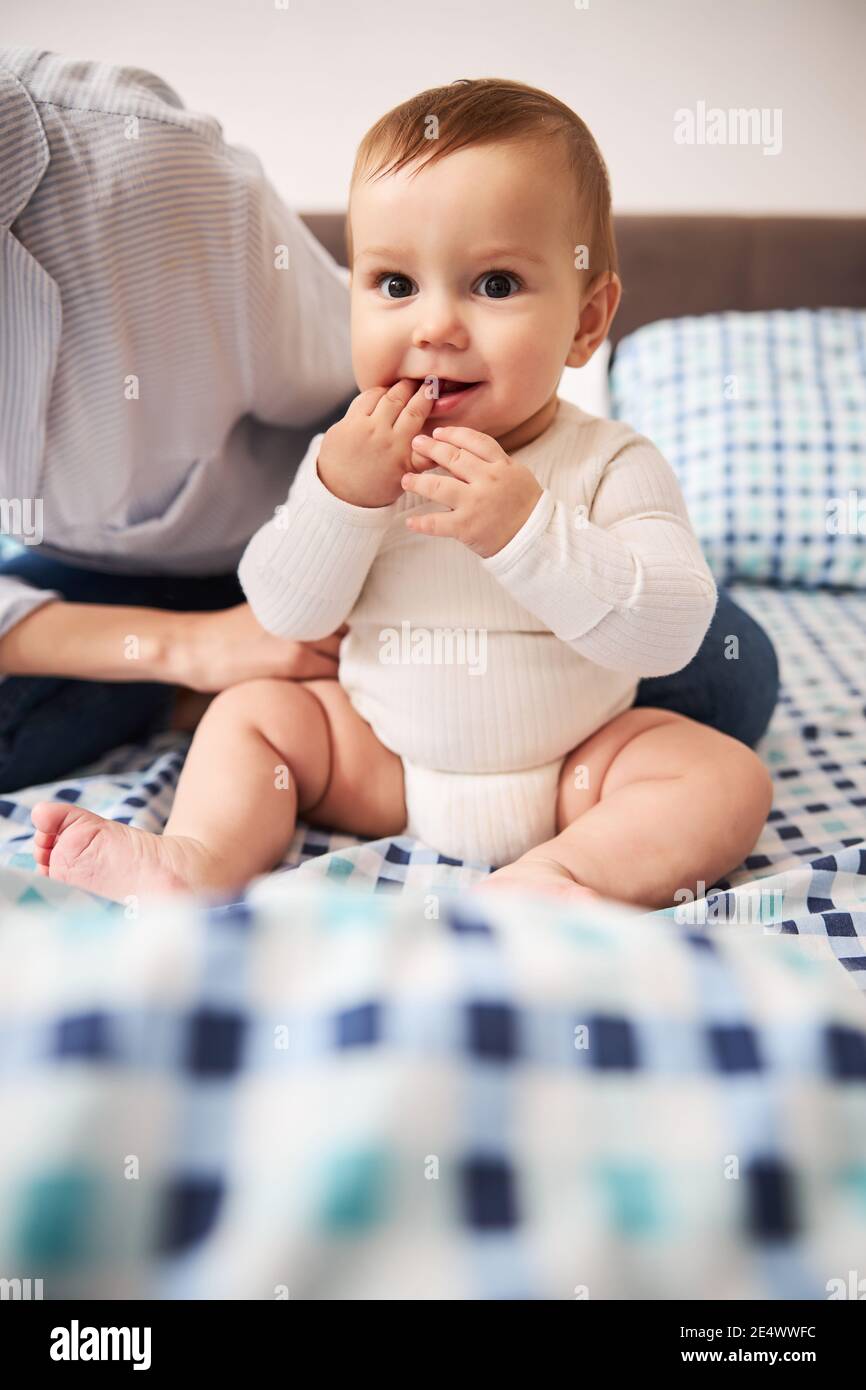 Fröhliches Kind zu Hause mit Mama Stockfoto