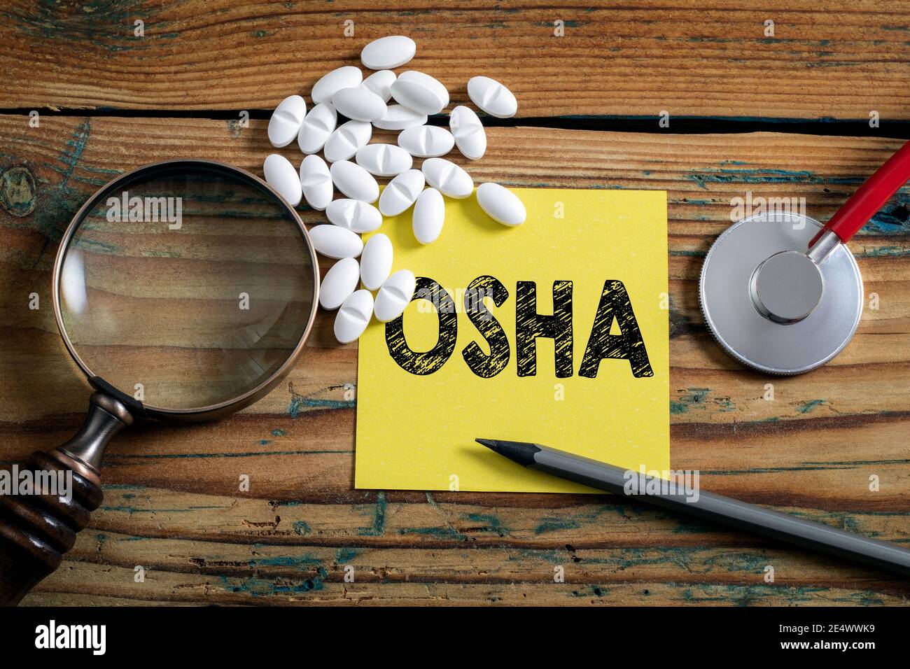OSHA, Occupational Safety and Health Administration. Lupe auf einem Holzhintergrund. Stockfoto