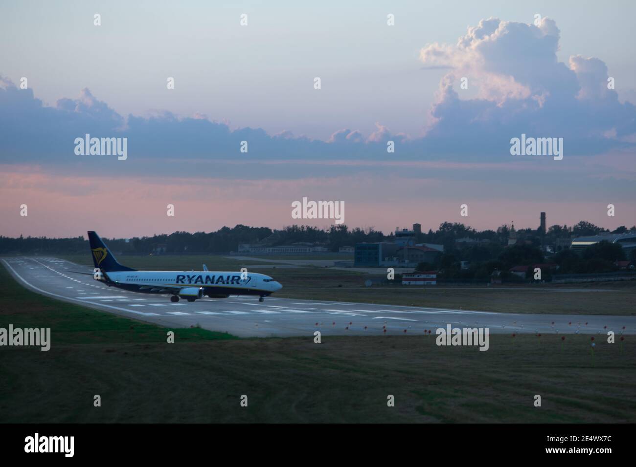 Lviv, Ukraine - 10. August 2020: Flugzeug auf der Landebahn bei Sonnenuntergang. Kopierraum Stockfoto