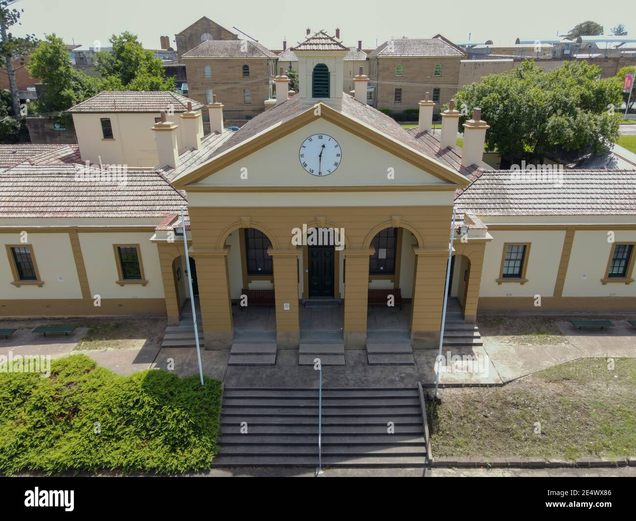 Old East Maitland Court House mit Außensäulen, Uhr und Glockenturm vor dem Old East Maitland Tor Stockfoto