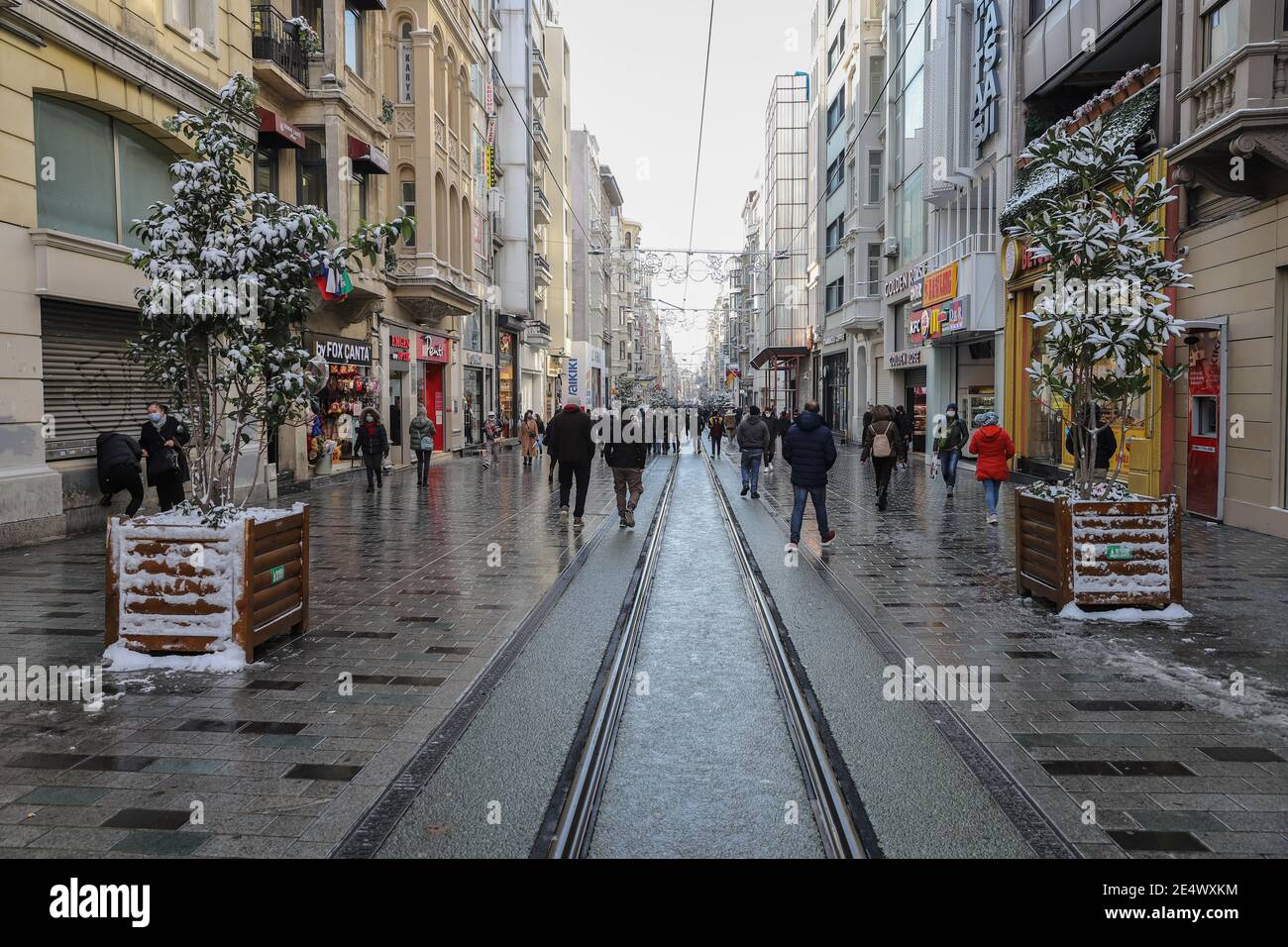 ISTANBUL, TÜRKEI - 18. JANUAR 2021: Menschen auf der Istiklal Avenue, wo das beliebteste Ziel von Istanbul für Shopping und Unterhaltung ist. Stockfoto