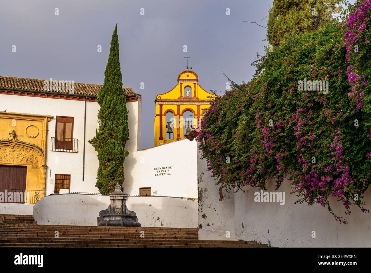 Capuchinos Plaza de Capuchinos mit Monument, das Christus der Laternen, die Cristo de los Färöer in Cordoba, Andalusien, Spanien. Stockfoto