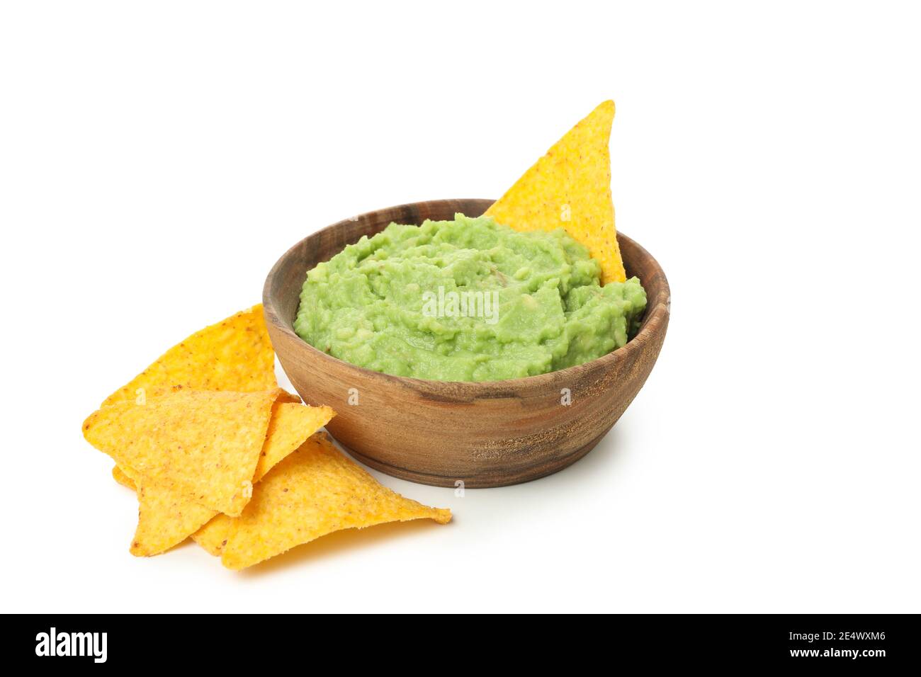 Schüssel mit Guacamole und goldenen Tortilla-Chips isoliert auf Weiß, eine Schüssel Guacamole, ein klassisches Guacamole-und-Chips-Set Stockfoto