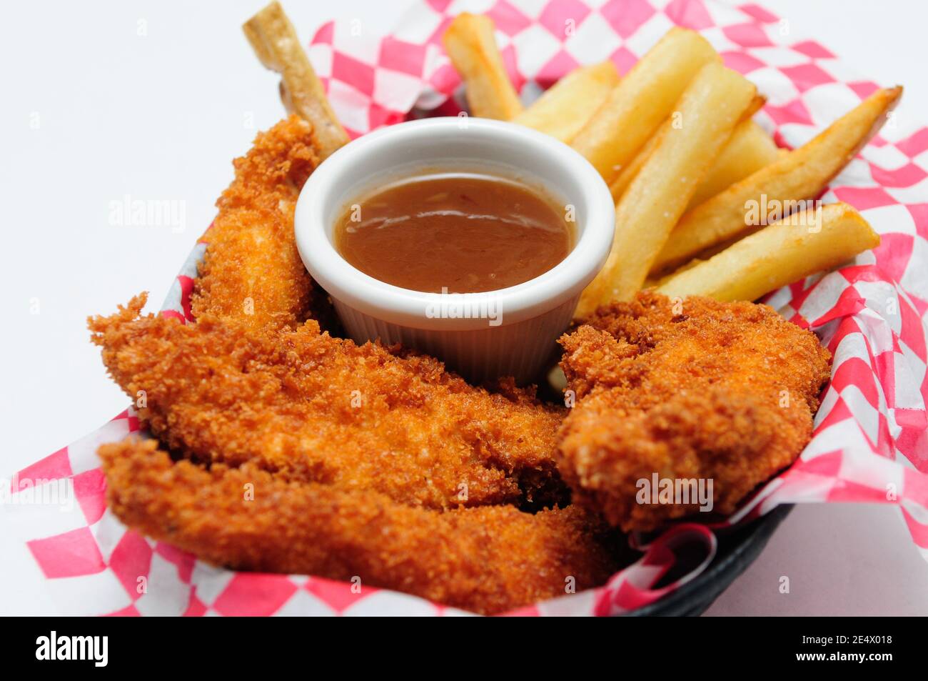 Panierte Hühnerstreifen mit pommes frites und eintauchender Soße in a Stockfoto