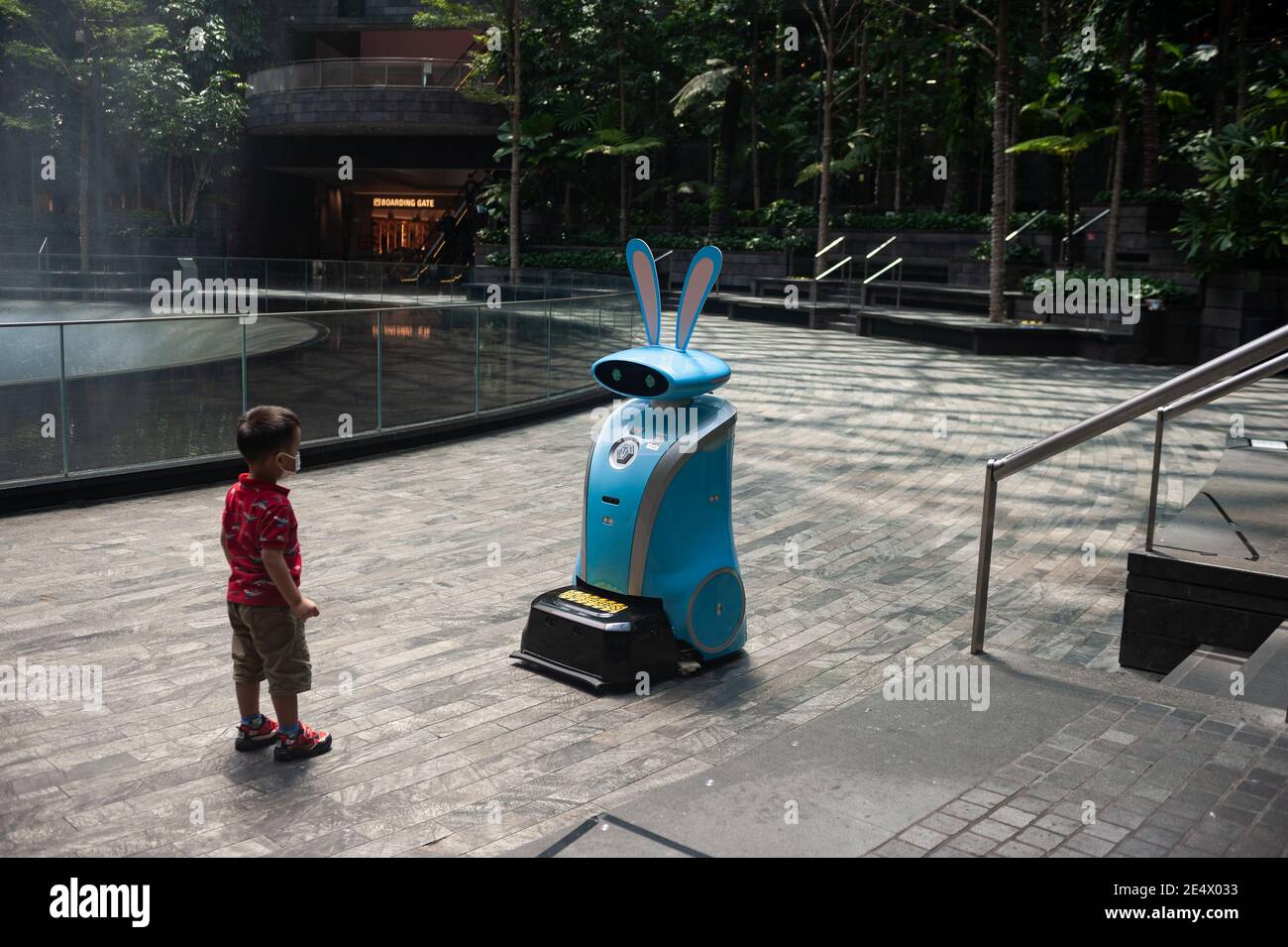 21.01.2021, Singapur, Republik Singapur, Asien - die automatische Reinigungsmaschine ist während der Coronavirus-Pandemie am Changi Airport in Betrieb. Stockfoto