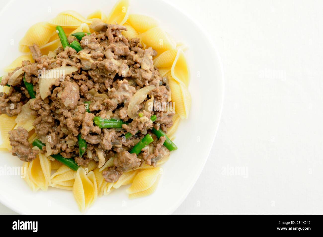 hamburger Stroganoff und grüne Bohnen über Muschelpasta Stockfoto