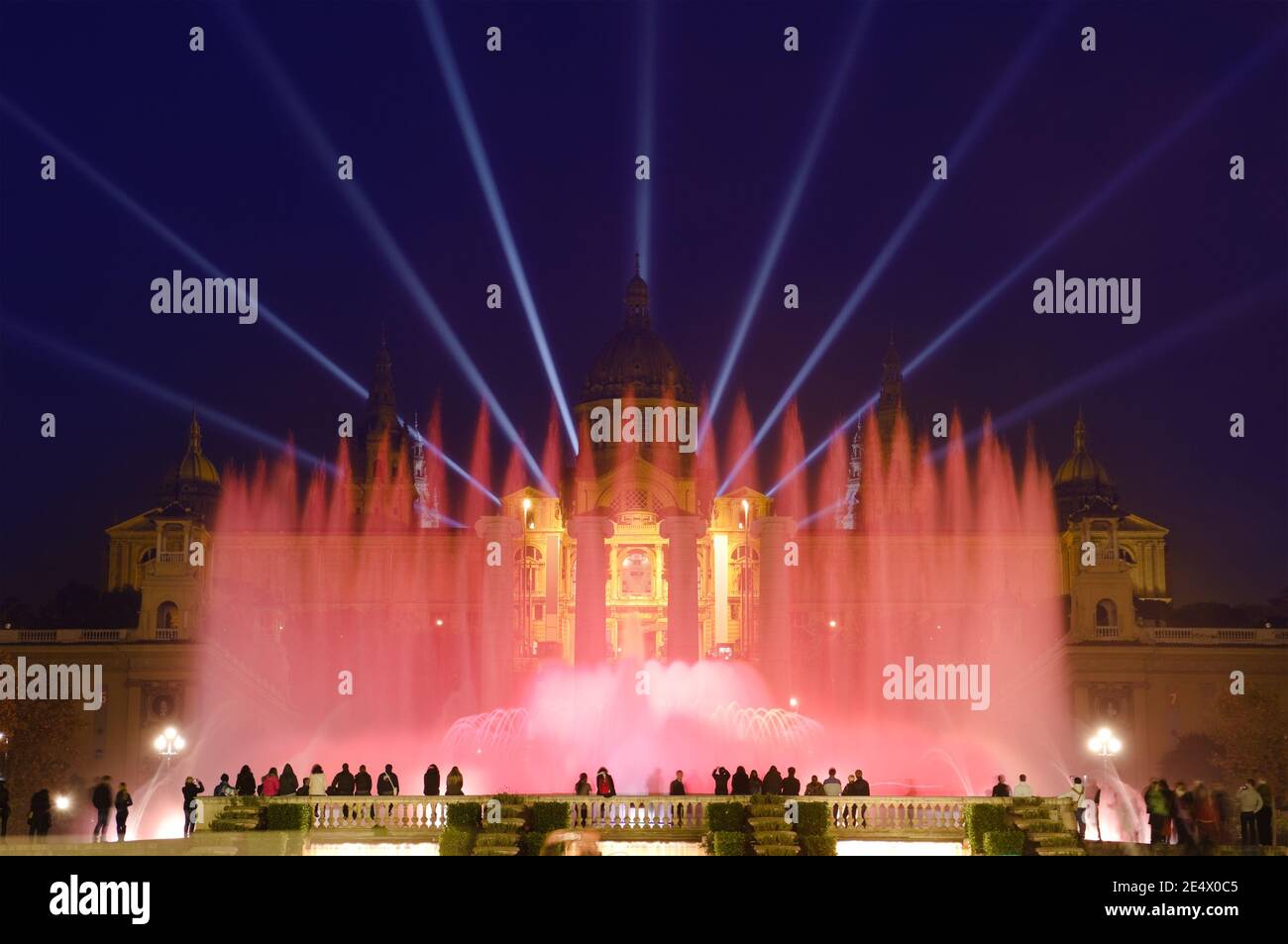 Nachtansicht der magische Brunnen-Licht-Show in Barcelona, Spanien Stockfoto