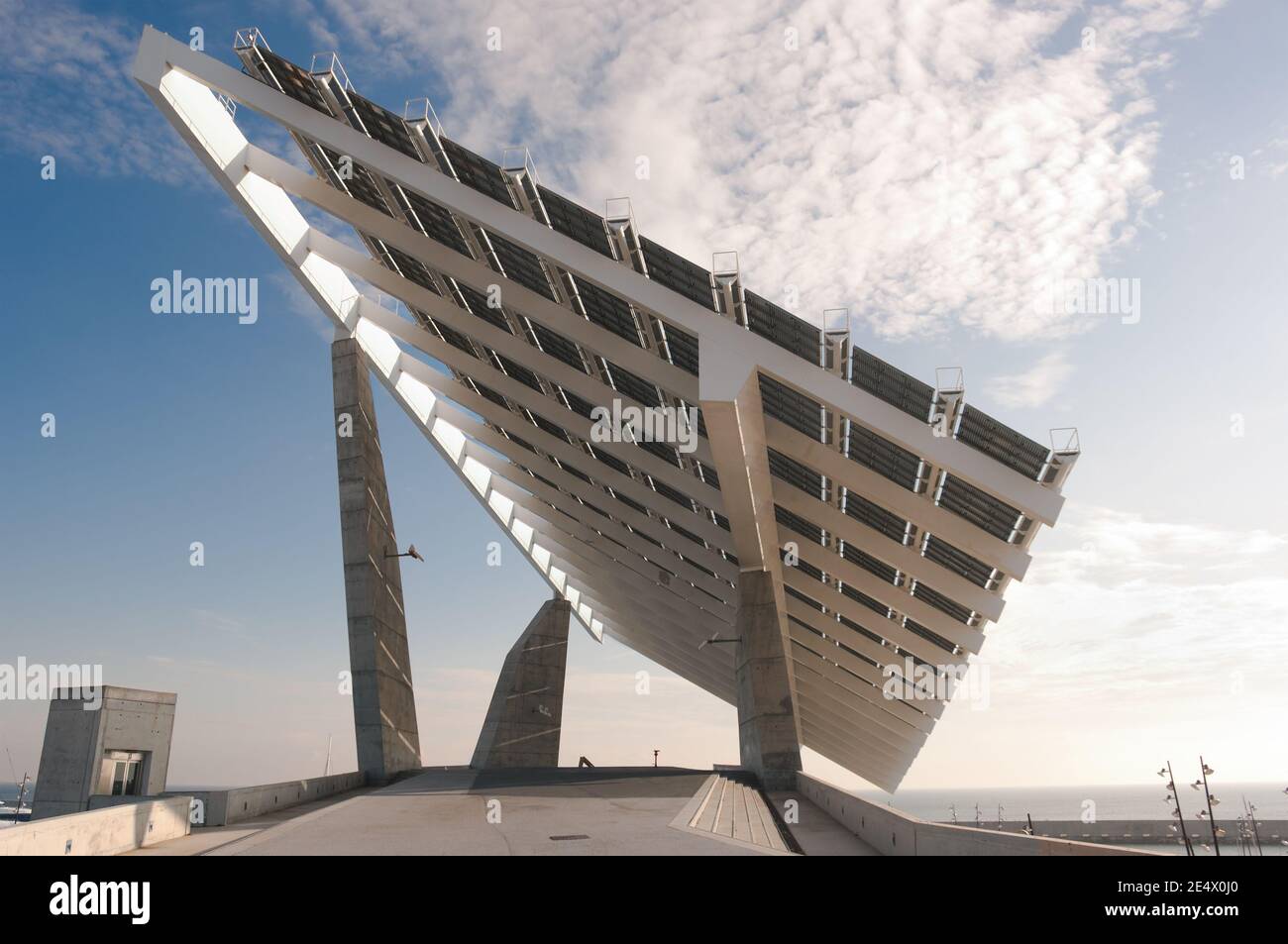 Sonnenkollektoren in der Dämmerung Stockfoto