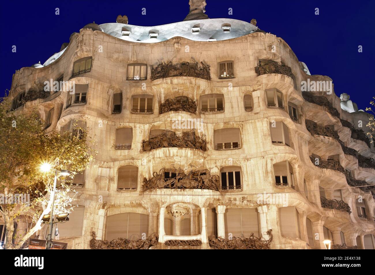 Barcelona, Spanien - 10. Dezember 2011: Nachtansicht der Casa Milà besser bekannt als La Pedrera ist ein Gebäude, das vom katalanischen Architekten Antoni Gaudí entworfen wurde Stockfoto