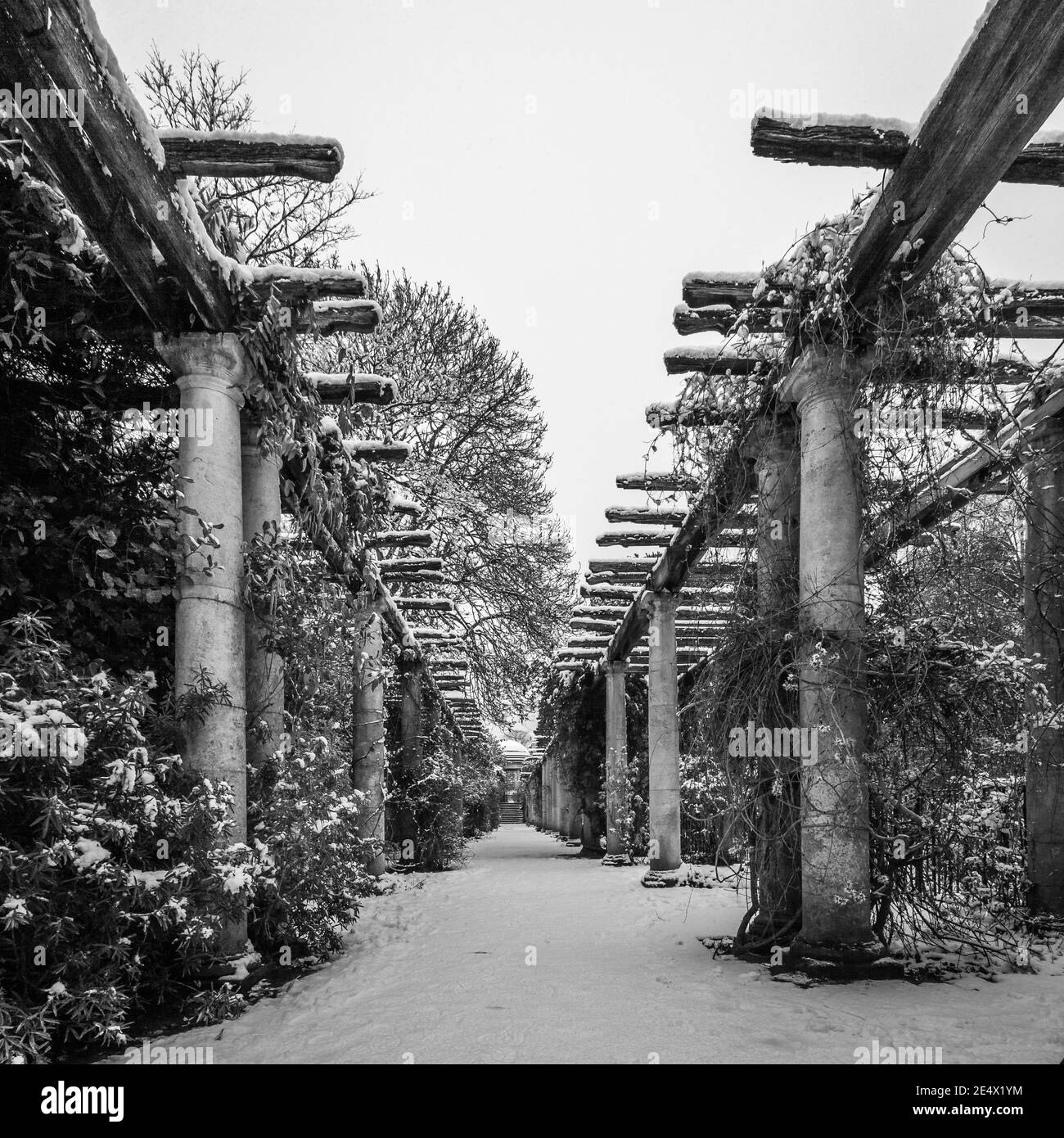 Hill Garden und Pergola in Hampstead, London mit Schnee bedeckt. Stockfoto Hill Garden und Pergola in Hampstead, London mit Schnee bedeckt. Stockfoto