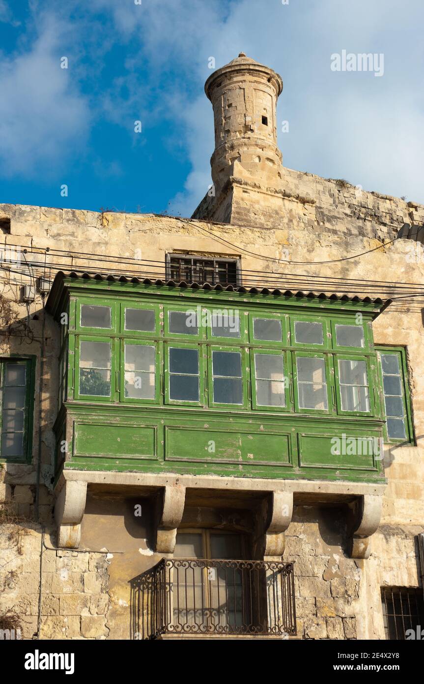 Traditionelle geschlossene Holzbalkone (Gallarija) und Festung in Valletta, Malta Stockfoto
