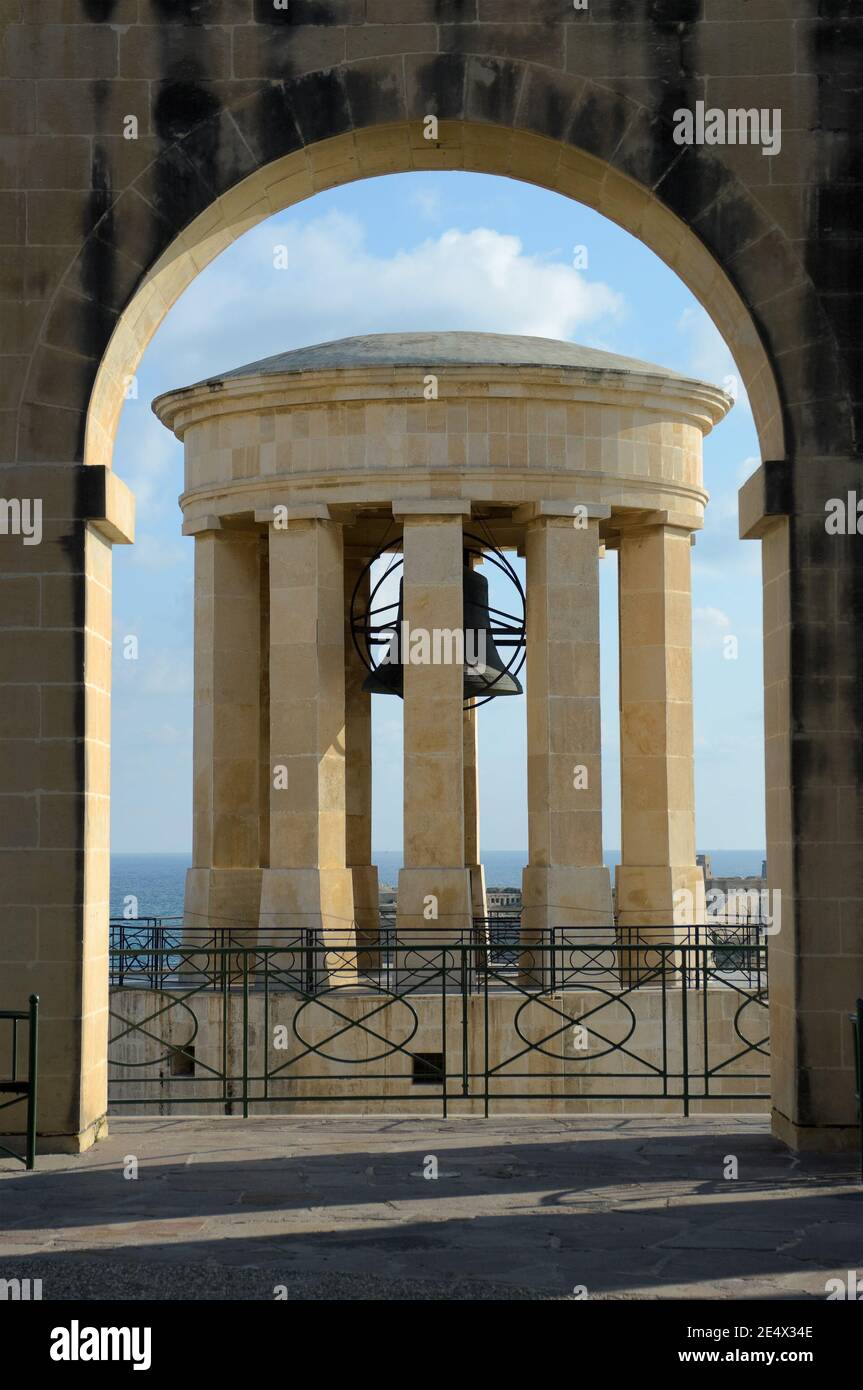 Die Belagerungsglocke Kriegsdenkmal in Valletta - Malta - Erinnert an den Sieg der Alliierten während der zweiten Belagerung von Malta ab 1940-1943 Stockfoto