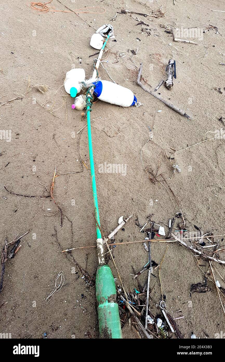 Plastica sulle spiagge del litorale laziale dopo le mareggiate di Questi giorni Stockfoto