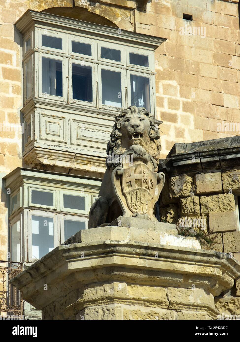 De Vilhena Löwenstatue Symbol von Valletta und die traditionellen Holzbalkons in der East Street, Malta Stockfoto