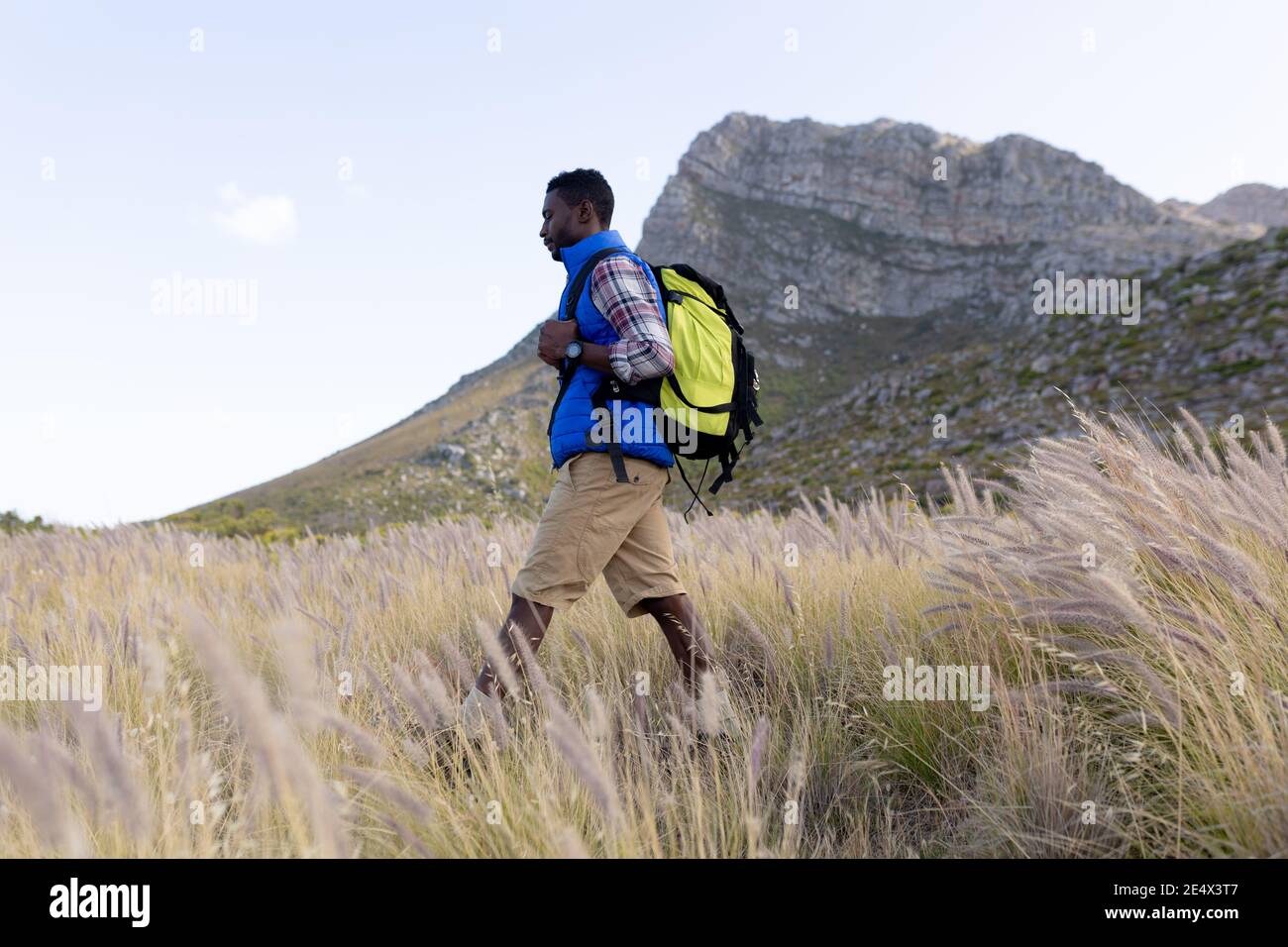 Fit afrocan amerikanischen Mann trägt Rucksack Wandern in der Berglandschaft Stockfoto