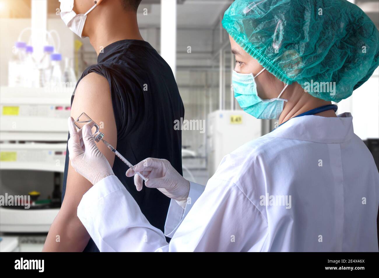 Coronavirus COVID-19 Impfstoffkonzept. Arzt Hand hält Nadel Spritze und Impfstoffflasche zur Vorbeugung Corona-Virus nach Labor Medizin Test Stockfoto