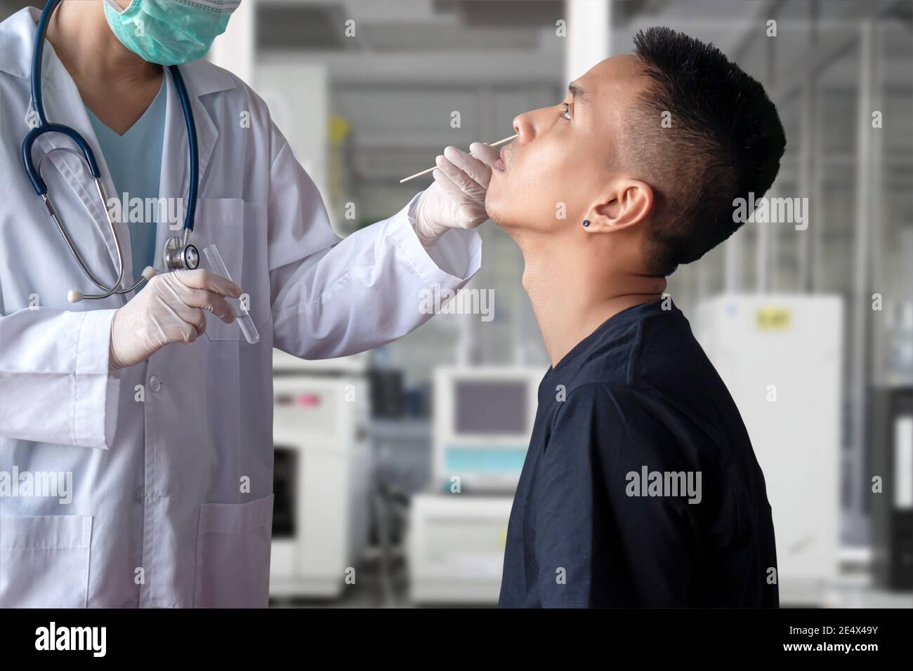 Coronavirus COVID-19 Testkonzept. Arzt Hand hält Reagenzglas, verwenden Wattestäbchen, um nasale Sekretionsprobe vom Patienten für den Infektionstest zu sammeln Stockfoto