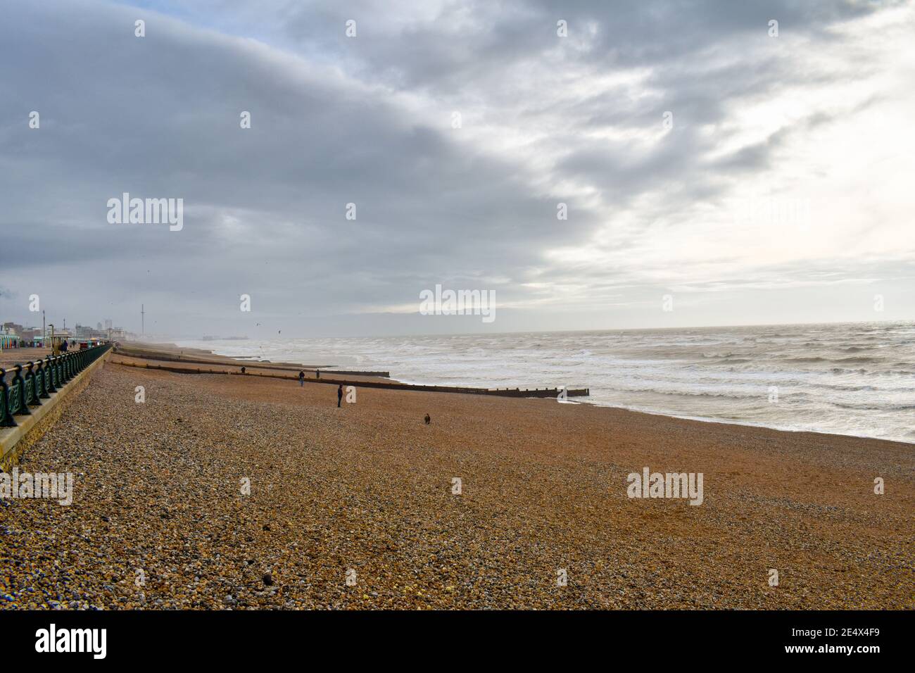 Wandern am Hove Beach, Sussex, Großbritannien Stockfoto