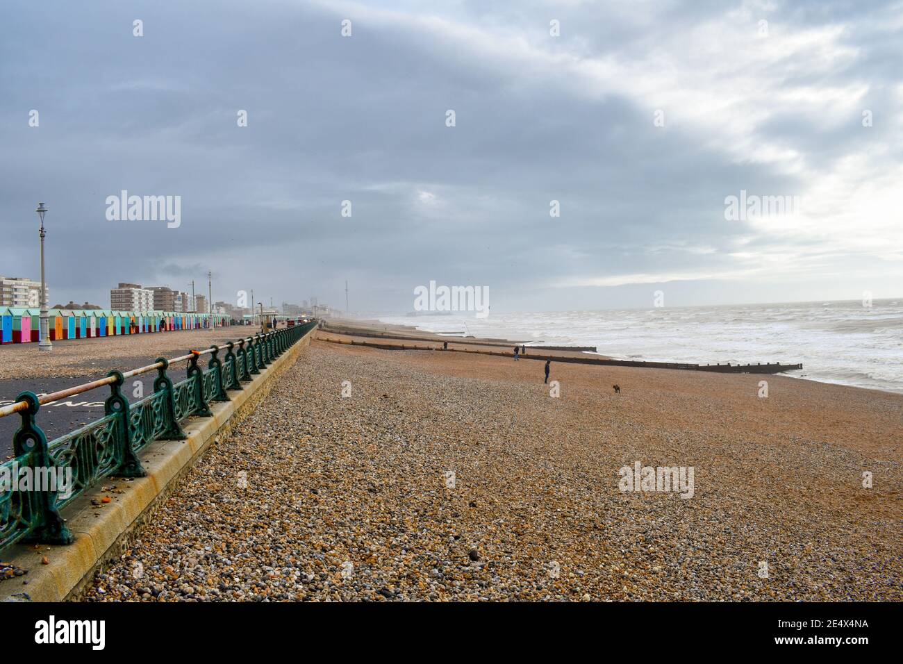 Strandhütten in der Nähe von Hove Beach, East Sussex, Großbritannien Stockfoto