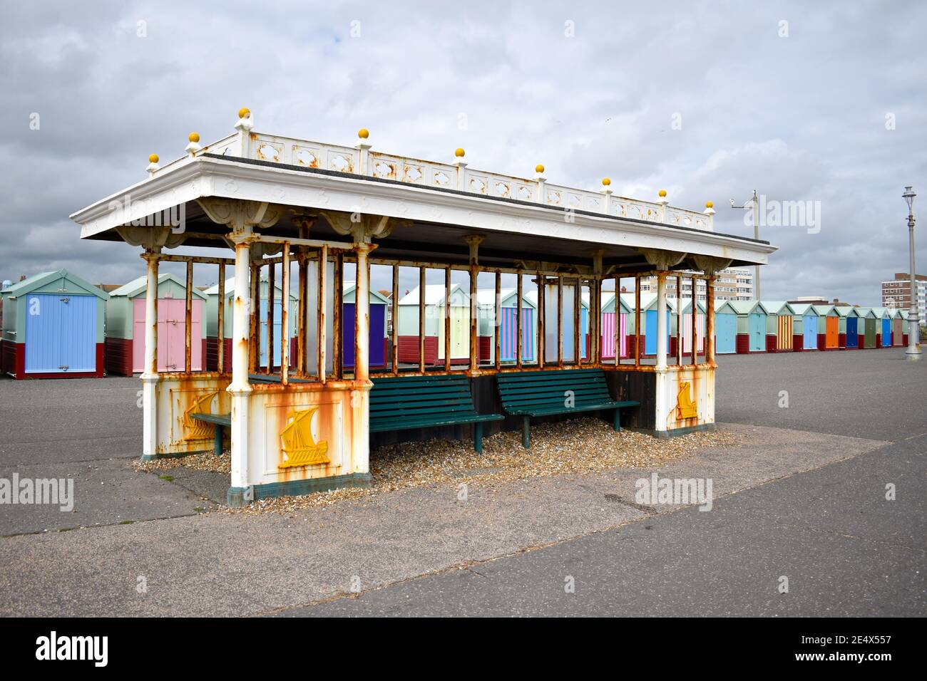 Brighton Strandhaus mit Strandhütten, Sussex, Großbritannien Stockfoto