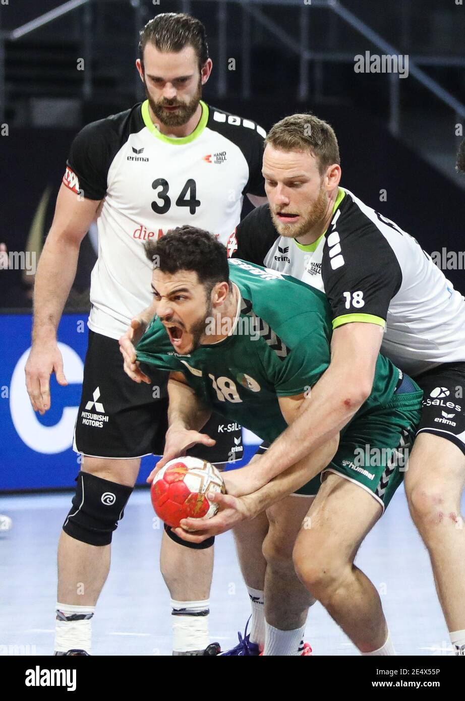 (210125) -- KAIRO, 25. Januar 2021 (Xinhua) -- Hichem Kaabeche (Front) von Algerien tritt während der Hauptrunde an - Gruppe III Spiel zwischen Algerien und der Schweiz bei der 27. Männer Handball Weltmeisterschaft 2021 in Kairo, Ägypten, am 24. Januar 2021. (Foto von Hazem Ismail/Xinhua) Stockfoto