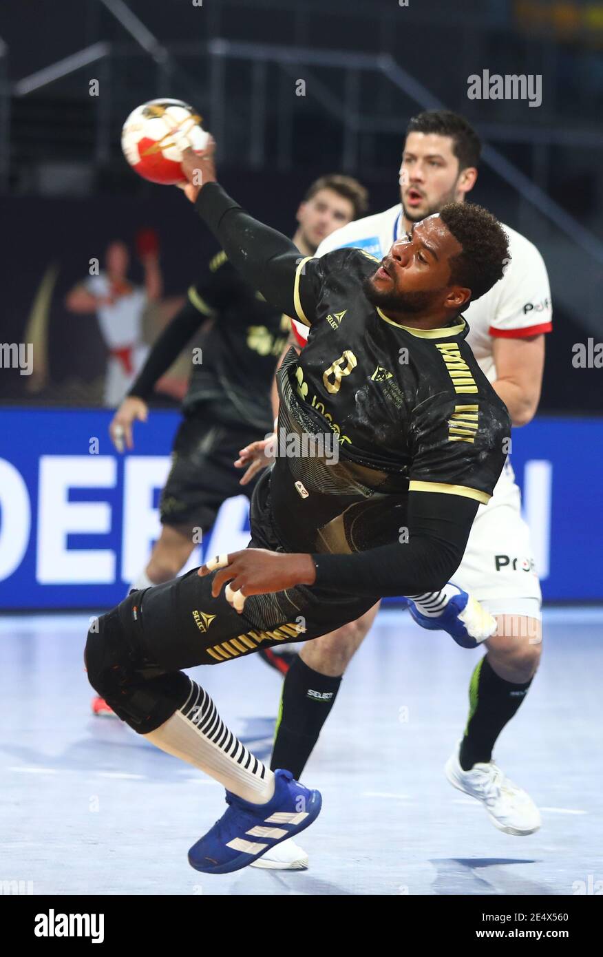 (210125) -- KAIRO, 25. Januar 2021 (Xinhua) -- Victoro Iturriza (Front) von Portugal tritt während der Hauptrunde an - Gruppe III Spiel zwischen Portugal und Frankreich bei der 27. Männer Handball Weltmeisterschaft 2021 in Kairo, Ägypten, am 24. Januar 2021. (Foto von Hazem Ismail/Xinhua) Stockfoto