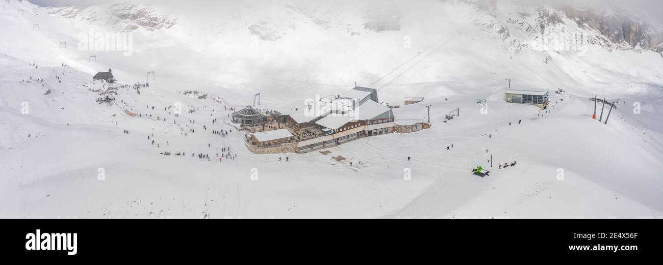 Panorama-Luftaufnahme des Restaurants Sonnalpin im schweren Schnee darunter Zugspitze Top of Germany Stockfoto