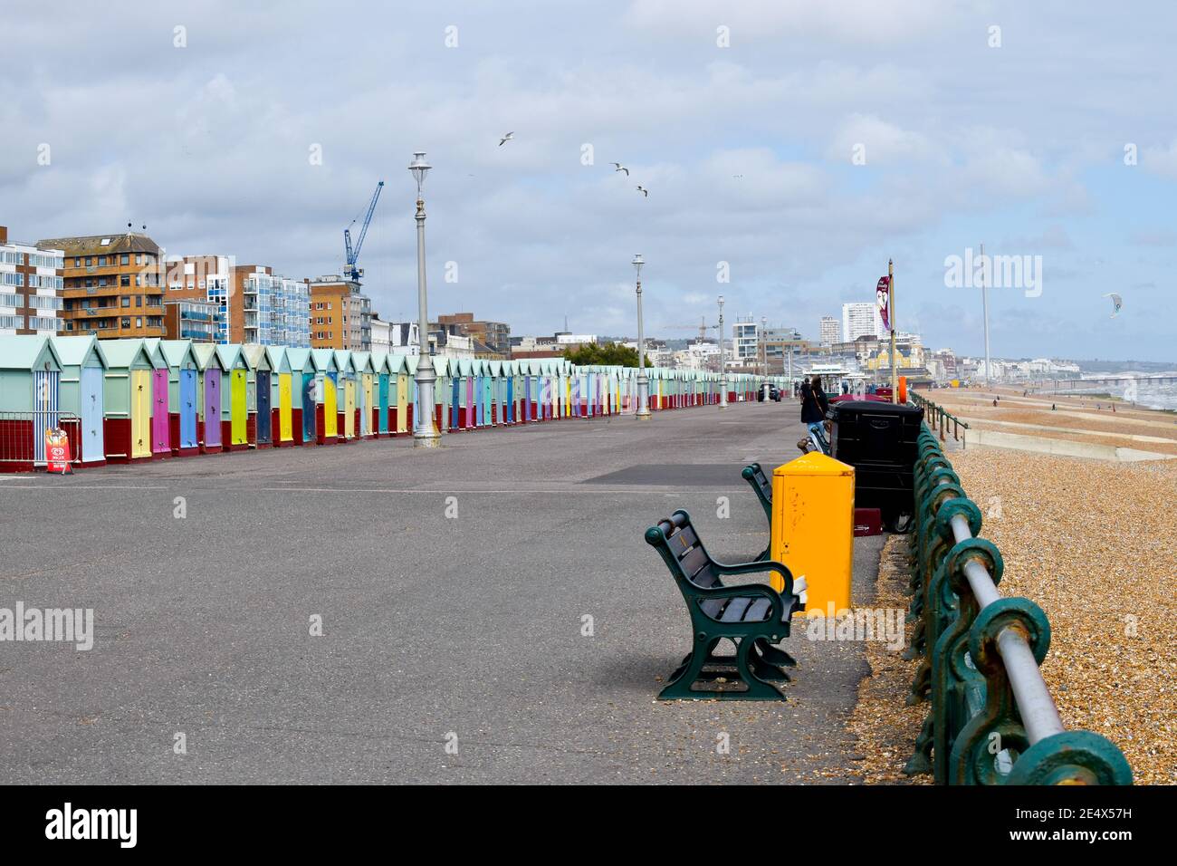 Hove Promenade mit Strandhütten, Sussex, Großbritannien Stockfoto