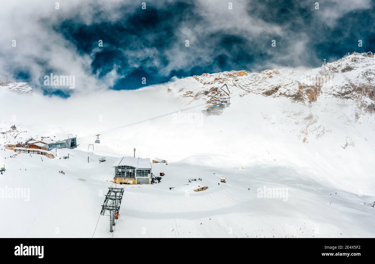 Luftdrohne Schneeansicht der Seilbahnstation an der Zugspitze Spitze von Deutschland Stockfoto