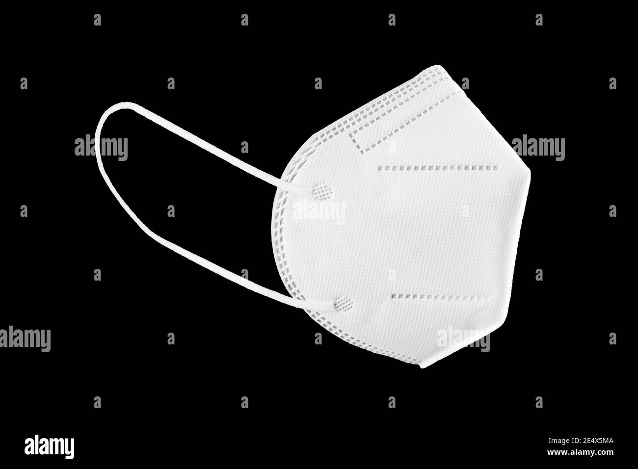 Gesichtsmaske KN95, FFP2, FFP3 auf schwarzem Hintergrund isoliert. Persönliche Schutzausrüstung gegen Coronavirus Covid-19 Stockfoto