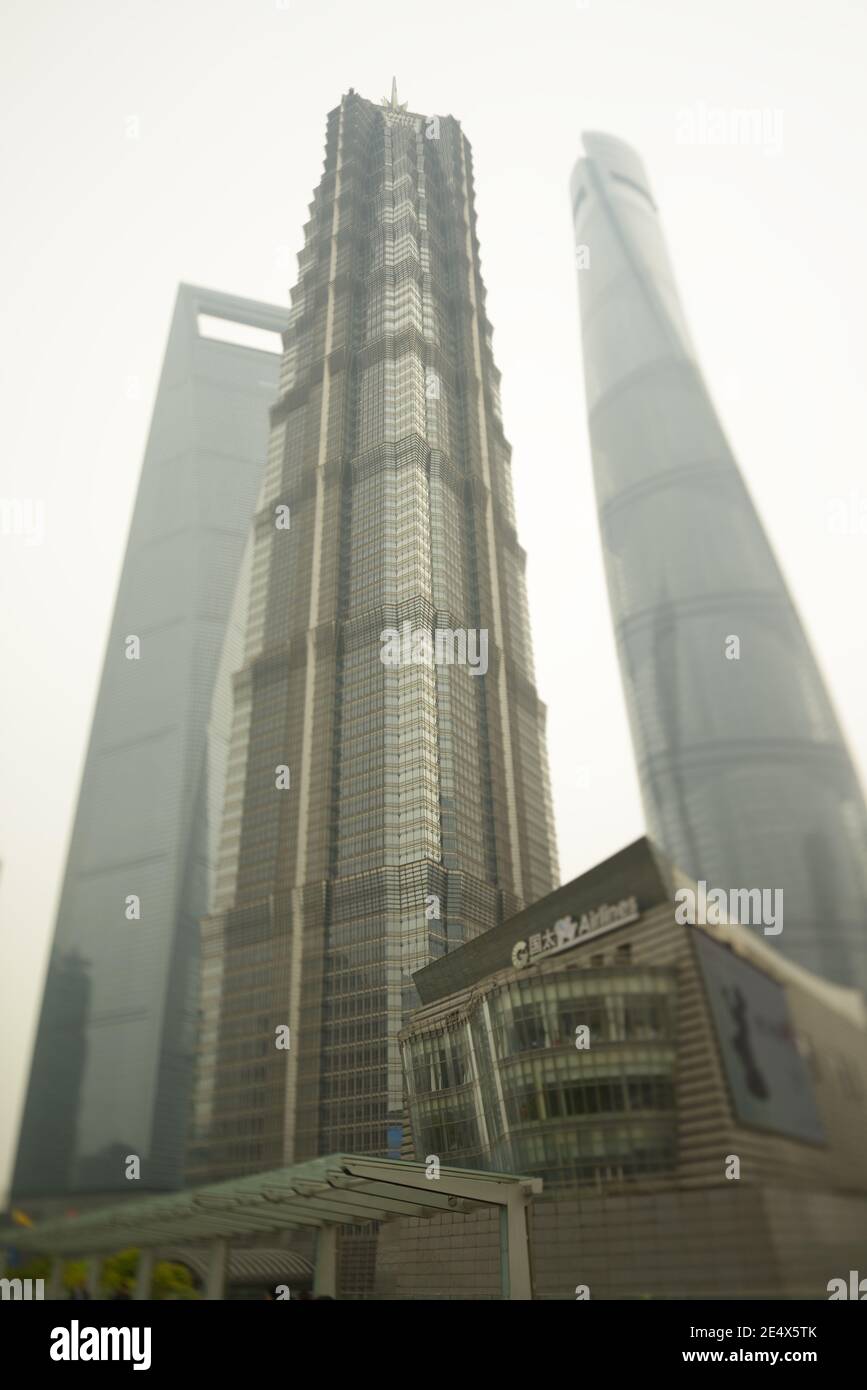 SHANGHAI - 16. APRIL 2015. Jin Mao, neuer Shanghai Tower und Shanghai World Financial Center in Lujiazui Finanz- und Handelszone von den Chinesen Stockfoto