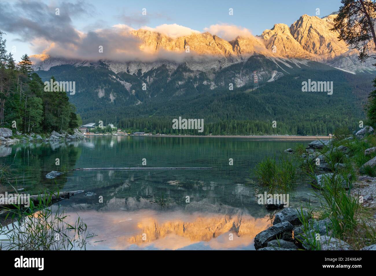 Eibsee Blick auf Zugspitze Alpenglow in Deutschland Sommer Stockfoto