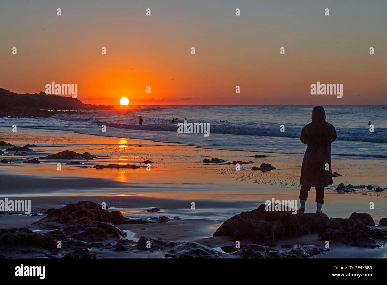 Swansea, Großbritannien. Januar 2021. Die Sonne geht an diesem Morgen über einer sehr kalten und frostigen Langland Bay nahe Swansea auf, wo die Temperatur schwer über minus zwei Grad celsius zu kommen hatte. Quelle: Phil Rees/Alamy Live News Stockfoto