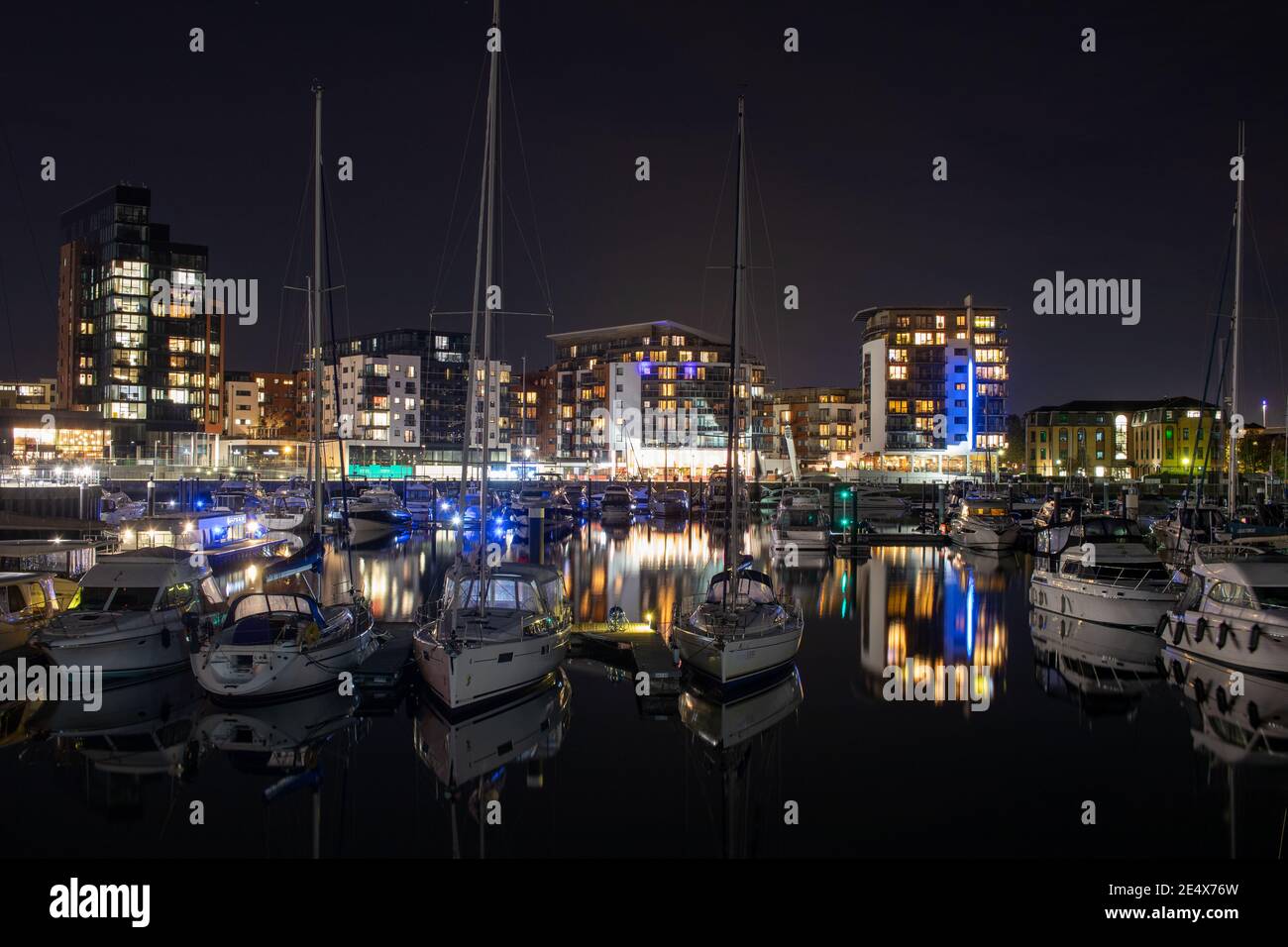 08-08-2019 Southampton, Hampshire, Großbritannien Nacht im Ocean Village Marina in Southampton mit Lichtern, die sich im Wasser spiegeln Stockfoto