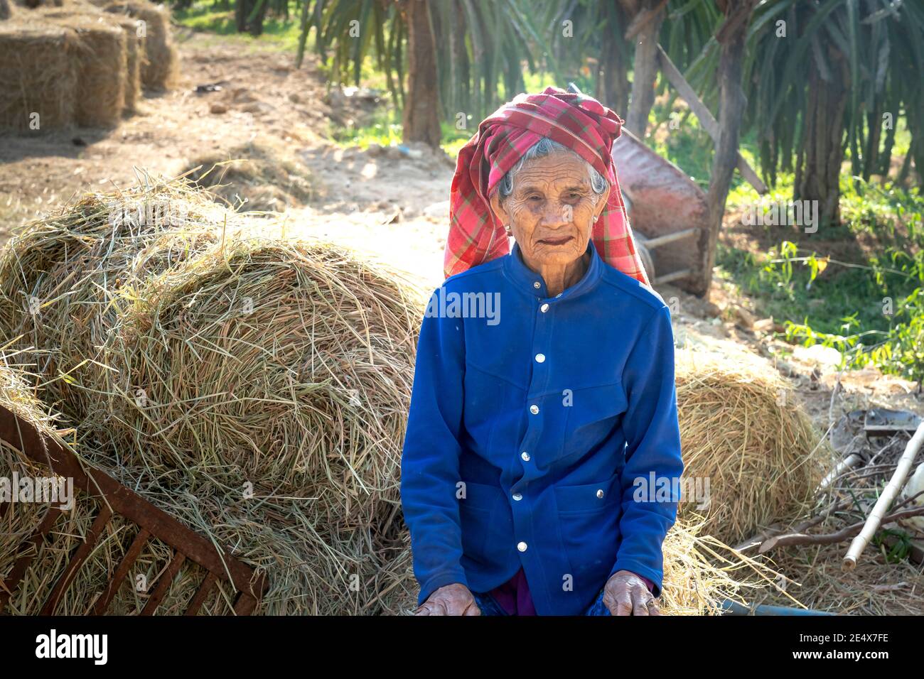 Binh Thanh Commune, Tuy Phong District, Provinz Binh Thuan, Vietnam - 15. Januar 2021: Porträt einer älteren Cham ethnischen Frau in Tuy Phong Distric Stockfoto